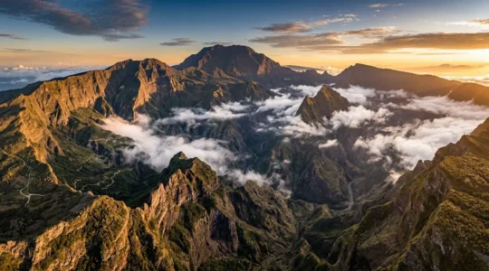 Vue aérienne spectaculaire des trois cirques de La Réunion avec le Piton des Neiges et ses remparts vertigineux