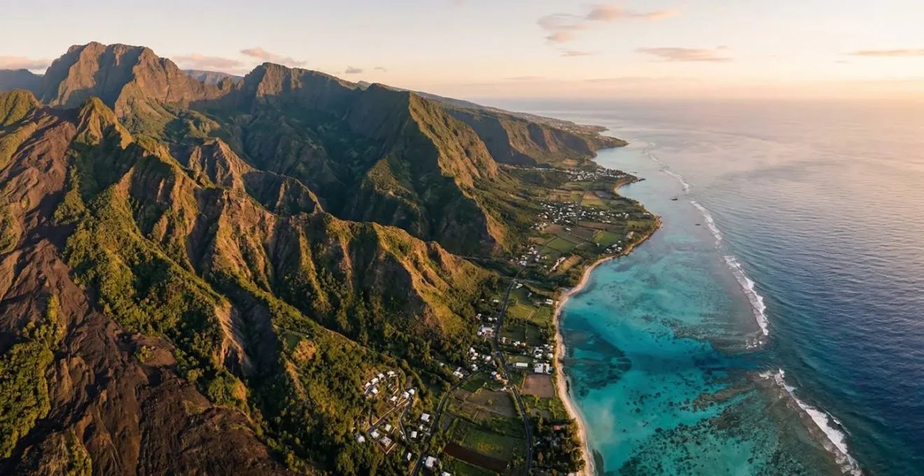 Vue aérienne grand angle montrant la diversité des paysages de La Réunion avec cirque verdoyant, volcan et lagon turquoise