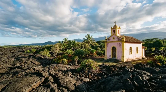 Église Notre-Dame-des-Laves à Sainte-Rose encerclée par la lave solidifiée du Piton de la Fournaise