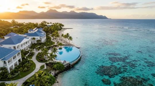 Vue panoramique d'un hôtel de luxe sur la côte ouest avec piscine à débordement face au lagon turquoise de La Réunion