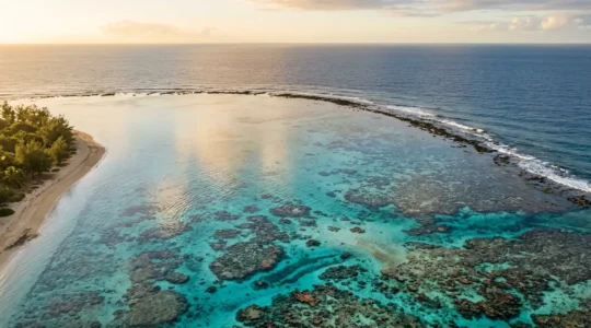 Vue aérienne du lagon de l'Ermitage à La Réunion avec ses eaux turquoise et sa barrière de corail