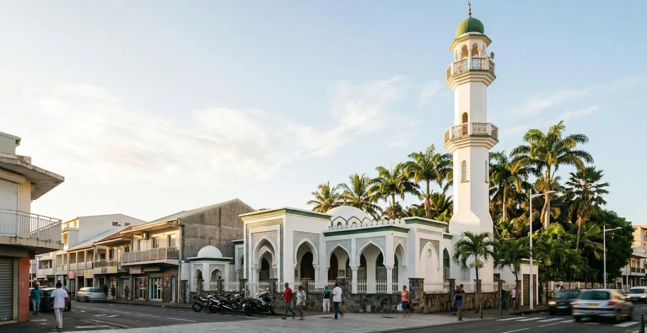 Vue extérieure de la mosquée Noor-e-Islam de Saint-Denis avec son minaret blanc de 32 mètres sous un ciel tropical