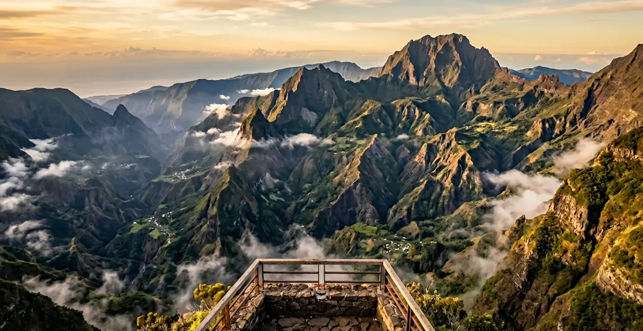 Vue panoramique sur les cirques de La Réunion depuis un belvédère accessible en voiture