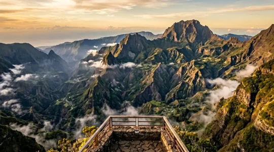Vue panoramique sur les cirques de La Réunion depuis un belvédère accessible en voiture