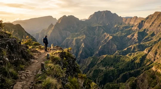 Randonneur contemplant les remparts et pitons de La Réunion depuis un sentier balisé du Parc National
