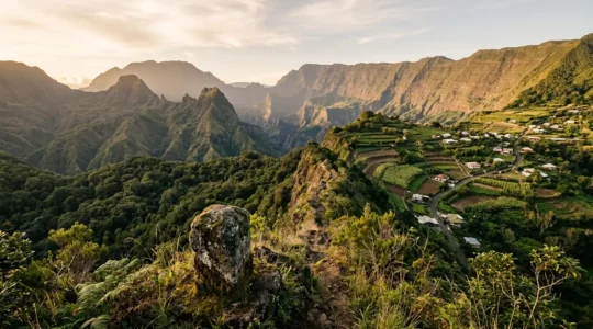 Vue panoramique du cœur du Parc National de La Réunion avec les remparts volcaniques et la végétation endémique