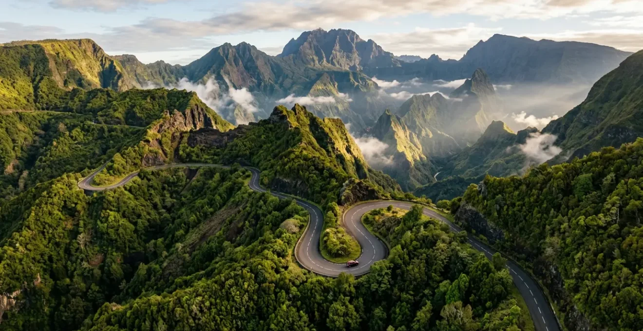 Route sinueuse en lacets serpentant dans les montagnes verdoyantes du cirque de Cilaos à La Réunion