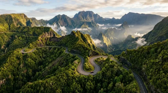 Route sinueuse en lacets serpentant dans les montagnes verdoyantes du cirque de Cilaos à La Réunion