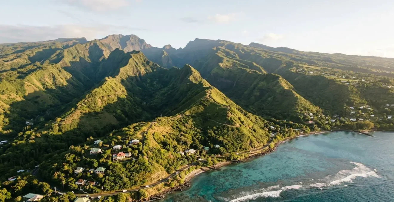 Vue aérienne du littoral réunionnais avec ses montagnes et lagons, illustrant la diversité des paysages de l'île