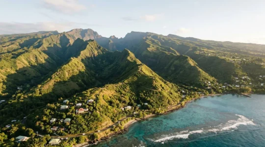 Vue aérienne du littoral réunionnais avec ses montagnes et lagons, illustrant la diversité des paysages de l'île
