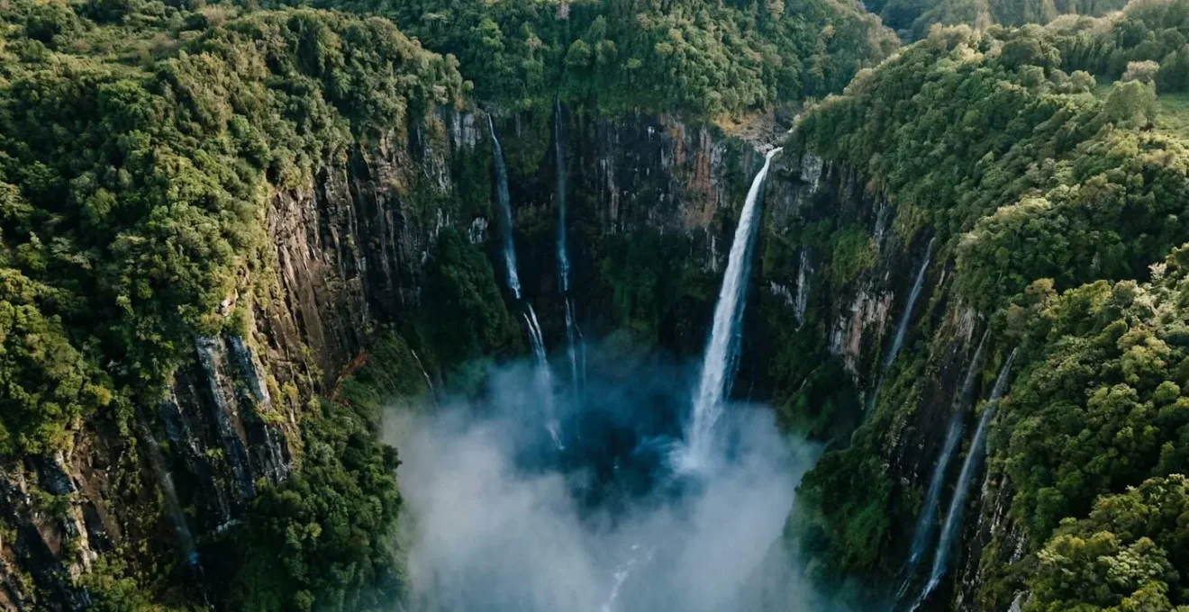 Vue aérienne spectaculaire du canyon du Trou de Fer avec ses cascades vertigineuses entourées de végétation luxuriante à La Réunion