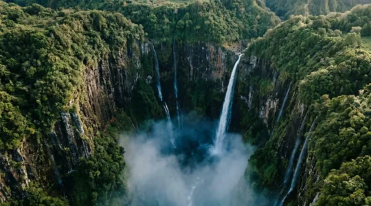Vue aérienne spectaculaire du canyon du Trou de Fer avec ses cascades vertigineuses entourées de végétation luxuriante à La Réunion