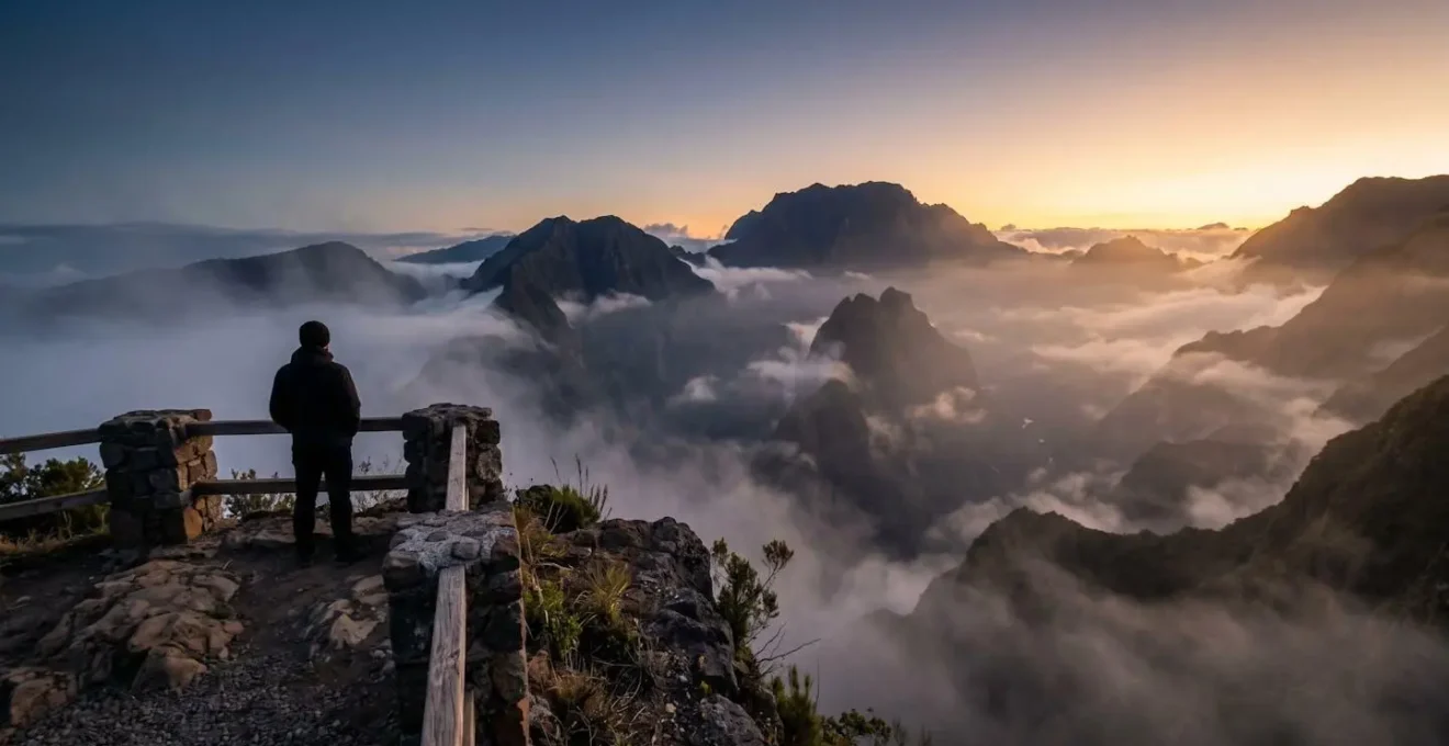 Point de vue du Maïdo au lever du soleil avec vue plongeante sur le cirque de Mafate dans la brume matinale
