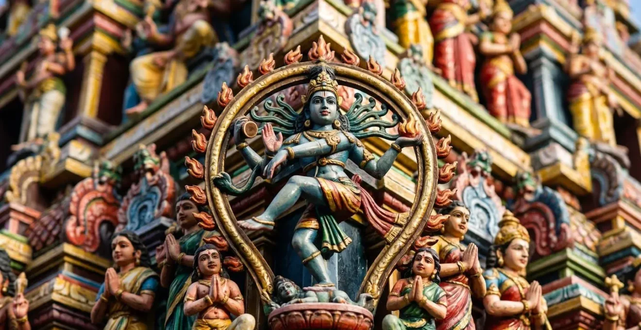 Détail macro des statues colorées d'un gopuram tamoul montrant la richesse narrative
