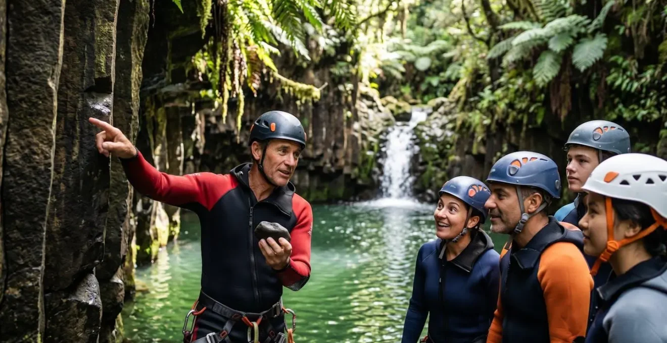 Guide de canyoning expliquant la géologie des orgues basaltiques à un petit groupe au bord d'une vasque