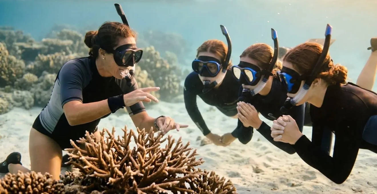 Guide naturaliste expliquant la biodiversité marine à un groupe de snorkelers dans un lagon