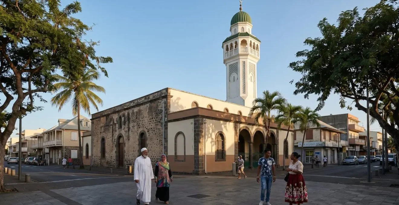 Vue architecturale de la mosquée Noor-e-Islam montrant son évolution du discret au visible