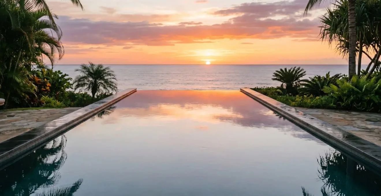 Piscine à débordement d'un hôtel de luxe avec vue panoramique sur l'océan Indien au coucher de soleil
