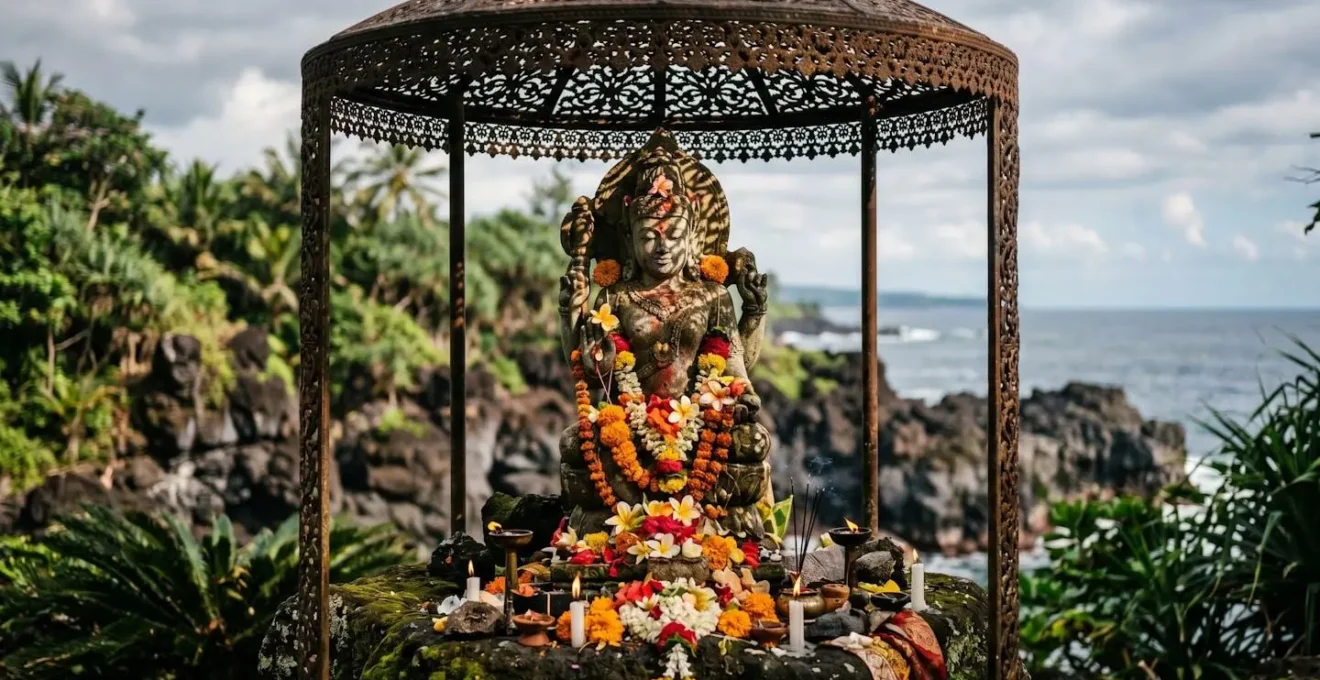 Statue de la Vierge au Parasol entourée de pèlerins lors du pèlerinage du 15 août